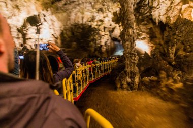 POSTOJNA, SLOVENIA - 17 Mayıs 2019: Postojna mağarasında yeraltı turizm treni