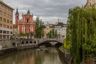 Ljubljanica Nehri ve Slovenya 'nın Ljubljana kentindeki Fransisken Kilisesi