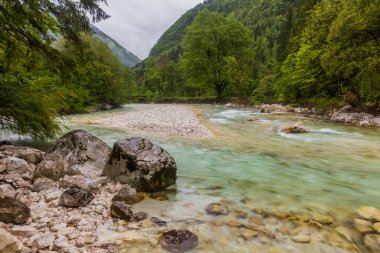 Slovenya 'nın Bovec köyü yakınlarındaki Soca Nehri