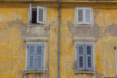 Slovenya 'nın Piran kentinde eski bir evin pencereleri