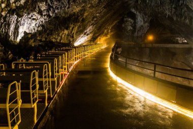 POSTOJNA, SLOVENIA - 17 Mayıs 2019: Postojna mağarasındaki yeraltı turizm tren istasyonu, Slovenya