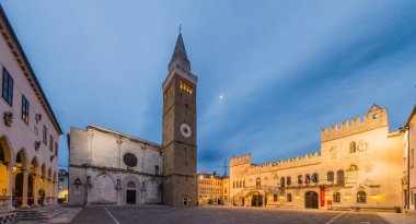 KOPER, SLOVENIA - 15 Mayıs 2019: Koper, Slovenya 'daki Titov Trg Meydanı' nın Akşam Panoraması