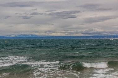 Slovenya 'nın Piran kenti yakınlarındaki dalgalı denizler