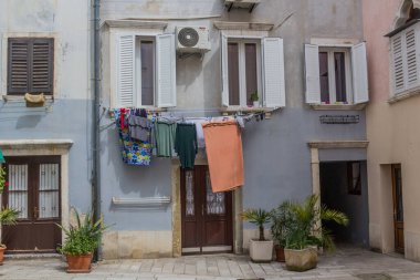 Slovenya 'nın Piran kentinde çamaşırhane ile Alley