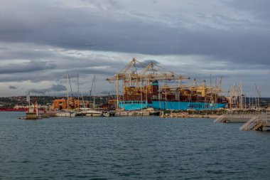 KOPER, SLOVENIA - 15 Mayıs 2019: Koper limanında konteyner gemisi