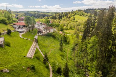 Slovenya 'nın Predjama köyü manzarası