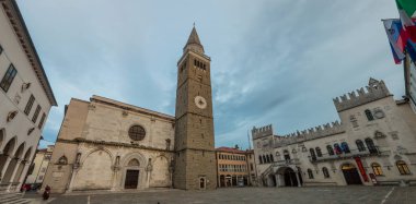 KOPER, SLOVENIA - 15 Mayıs 2019: Koper, Slovenya 'da Titov Trg Meydanı Panoraması