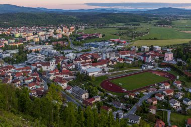 Slovenya 'nın Postojna kasabasının günbatımı hava manzarası