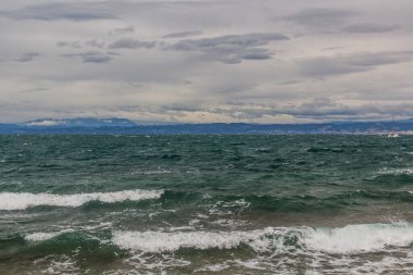 Slovenya 'nın Piran kenti yakınlarındaki dalgalı denizler