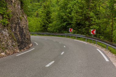 Slovenya 'nın Bovec köyü yakınlarındaki Soca nehir vadisinde yol