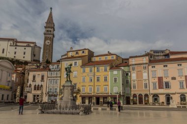 PIRAN, SLOVENIA - 15 Mayıs 2019: Piran kasabası, Slovenya 'daki Tartini Merkez Meydanı