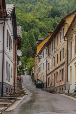 Slovenya, İdrija 'da dik dar bir cadde.