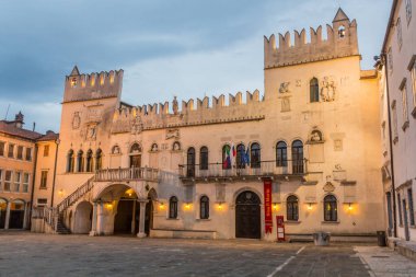 KOPER, SLOVENIA - 15 Mayıs 2019: Slovenya 'nın Koper kentindeki Titov Trg Meydanı' ndaki Praetorian Sarayı akşam manzarası