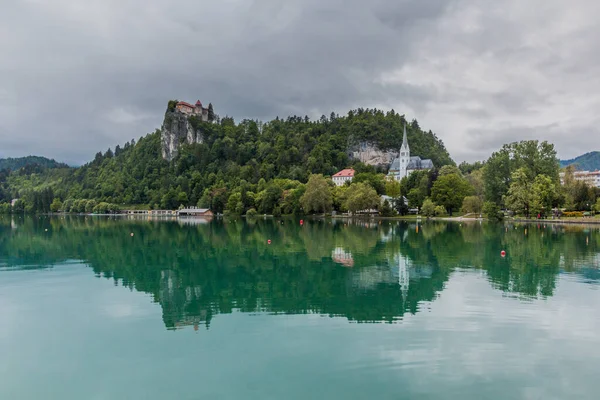 Castelo Bled Refletindo Lago Bled Eslovênia — Fotografia de Stock