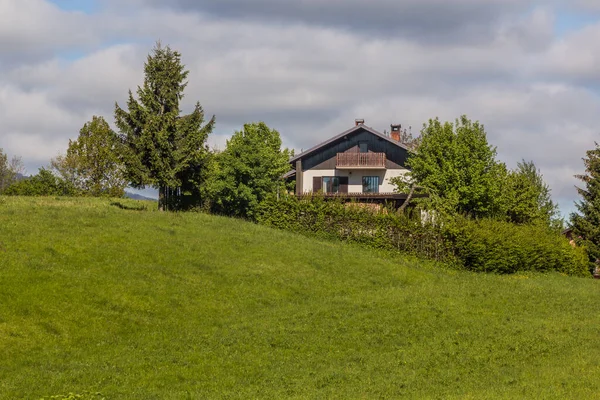 スロベニアのPostojna町近くの農村住宅 — ストック写真