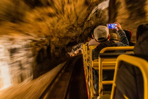 Unterirdischer Touristenzug Der Höhle Postojna Slowenien — Stockfoto