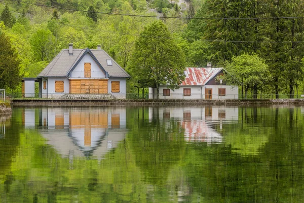 Tükröződő Házak Pluzensko Jezero Közelében Bovec Falu Szlovénia — Stock Fotó