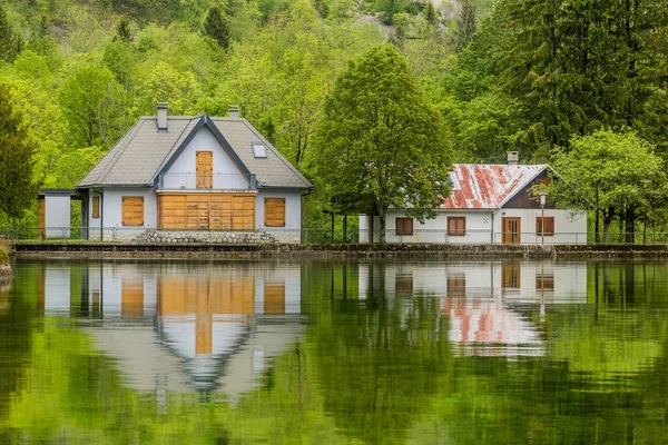 Tükröződő Házak Pluzensko Jezero Közelében Bovec Falu Szlovénia — Stock Fotó