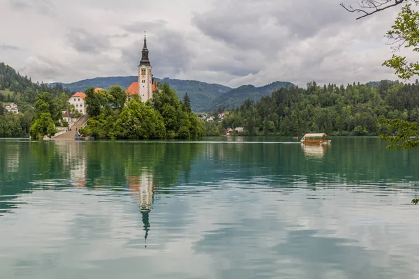 슬로베니아의 호수에 마리아의 몽소승천 — 스톡 사진