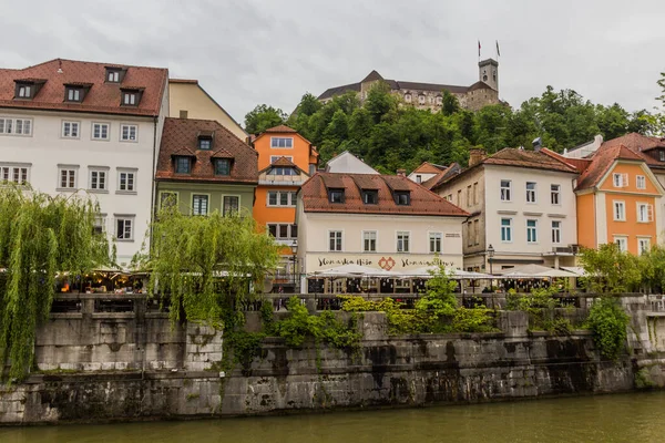 Ljubljana Eslovénia Maio 2019 Riverside Ljubljana Castle Eslovênia — Fotografia de Stock