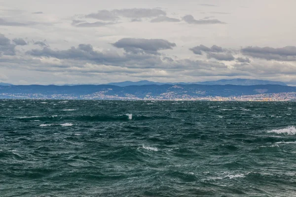 Slovenya Nın Piran Kenti Yakınlarındaki Dalgalı Denizler — Stok fotoğraf