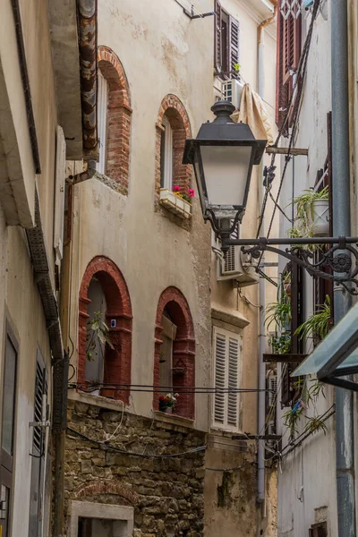 Slovenya 'nın Piran kentinde dar bir sokak