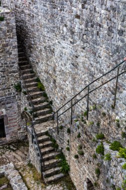 Karadağ 'daki Stari Bar antik bir yerleşim yerinin duvar merdivenleri