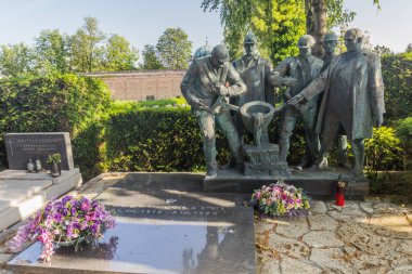ZAGREB, CROATIA - 14 Haziran 2019: Hırvatistan 'ın Zagreb kentindeki Mirogoj mezarlığındaki çelik işçileri anıtı