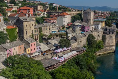 MOSTAR, BOSNIA VE HERZEGOVINA - 10 Haziran 2019: Mostar 'daki eski taş binalar. Bosna-Hersek