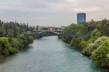 Karadağ 'ın başkenti Podgorica' daki Moraca Nehri üzerindeki köprüler