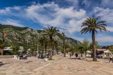 KOTOR, MONTENEGRO - 2 Haziran 2019: Karadağ 'ın Kotor kentindeki sahil kesiminde insanlar.