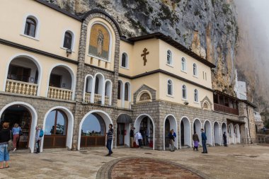 OSTROG, MONTENEGRO - 5 Haziran 2019: Karadağ 'daki Ostrog manastırını ziyaret edenler