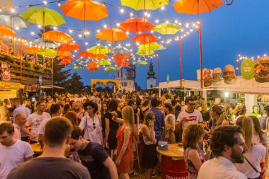 ZAGREB, CROATIA - 14 Haziran 2019: Hırvatistan 'ın Zagreb kentindeki Plato Gradec' teki insanlar