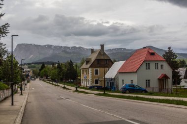 ZABLJAK, MONTENEGRO - 5 Haziran 2019: Karadağ 'ın Zabljak köyündeki bir sokak manzarası.