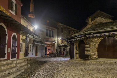 Akşam manzarası ve Mostar 'daki eski cadde. Bosna-Hersek