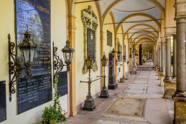 ZAGREB, CROATIA - 14 Haziran 2019: Hırvatistan 'ın Zagreb kentindeki Mirogoj mezarlığında atari salonu