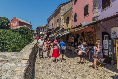 MOSTAR, BOSNIA VE HERZEGOVINA - 10 HAZİRAN 2019: Mostar 'da hediyelik eşya tezgahları olan yaya sokağı. Bosna-Hersek