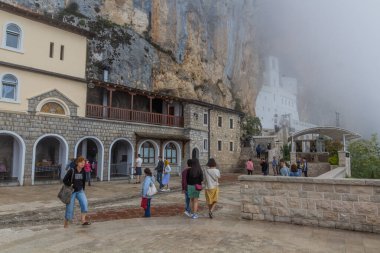 OSTROG, MONTENEGRO - 5 Haziran 2019: Karadağ 'daki Ostrog manastırını ziyaret edenler