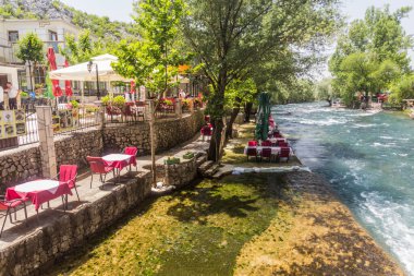 BLAGAJ, BOSNIA VE HERZEGOVINA - 9 Haziran 2019: Bosna-Hersek 'in Mostar kenti yakınlarındaki Blagaj köyünde Buna nehri
