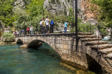 BLAGAJ, BOSNIA VE HERZEGOVINA - 9 Haziran 2019: Bosna-Hersek 'in Mostar kenti yakınlarındaki Blagaj köyünde Buna Nehri üzerindeki Stone Köprüsü