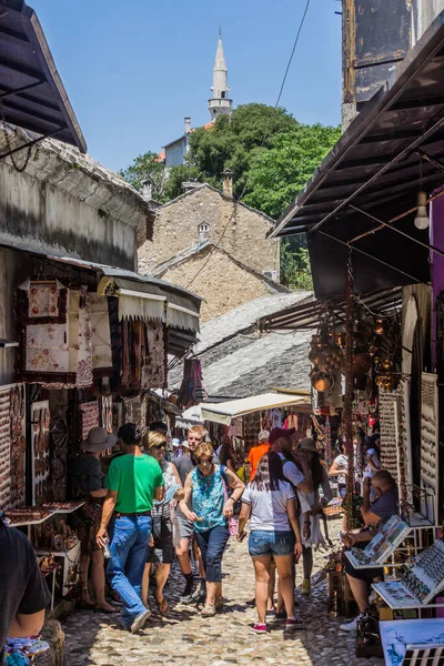 Mostar Bosnia Herzegovina Junio 2019 Calle Peatonal Con Puestos Souvenirs —  Fotos de Stock