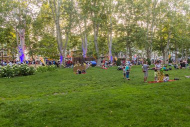 ZAGREB, CROATIA - 14 Haziran 2019: Hırvatistan 'ın Zagreb kentindeki Zrinjevac parkında insanlar