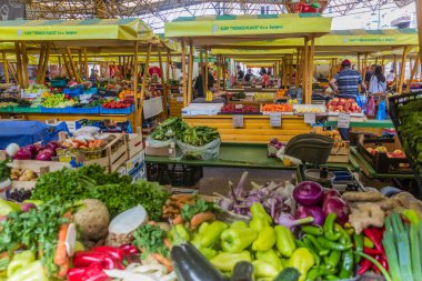 SARAJEVO, BOSNIA VE HERZEGOVINA - 11 Haziran 2019: Saraybosna 'da şehir pazarı Markale. Bosna-Hersek