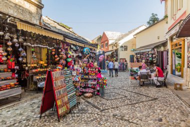 MOSTAR, BOSNIA VE HERZEGOVINA - 10 HAZİRAN 2019: Mostar 'da hediyelik eşya dükkanları olan eski cadde. Bosna-Hersek