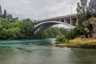 Karadağ 'ın başkenti Podgorica' daki Blazo Jovanoviç Köprüsü