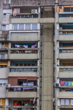 PODGORİCA, MONTENEGRO - 4 Haziran 2019: Karadağ 'ın başkenti Podgorica' da bir apartmanın balkonundaki insanlar