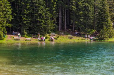 DURMITOR, MONTENEGRO - 7 Haziran 2019: İnsanlar Karadağ 'ın Durmitor dağlarındaki Crno Jezero gölünün tadını çıkarıyor