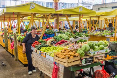 SARAJEVO, BOSNIA VE HERZEGOVINA - 11 Haziran 2019: Saraybosna 'da şehir pazarı Markale. Bosna-Hersek