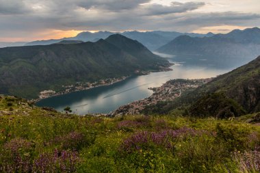 Karadağ 'ın Kotor Körfezi günbatımı manzarası