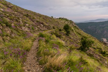 Karadağ 'ın Kotor kenti yakınlarındaki Cattaro yürüyüş parkurunun merdiveni